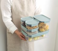 ⁦קופסת אחסון מרובעת 2.75 ליטר מכסה בצבע מנטה מסדרת קלאסיק פלוס של Lock&Lock⁩ – תמונה ⁦5⁩